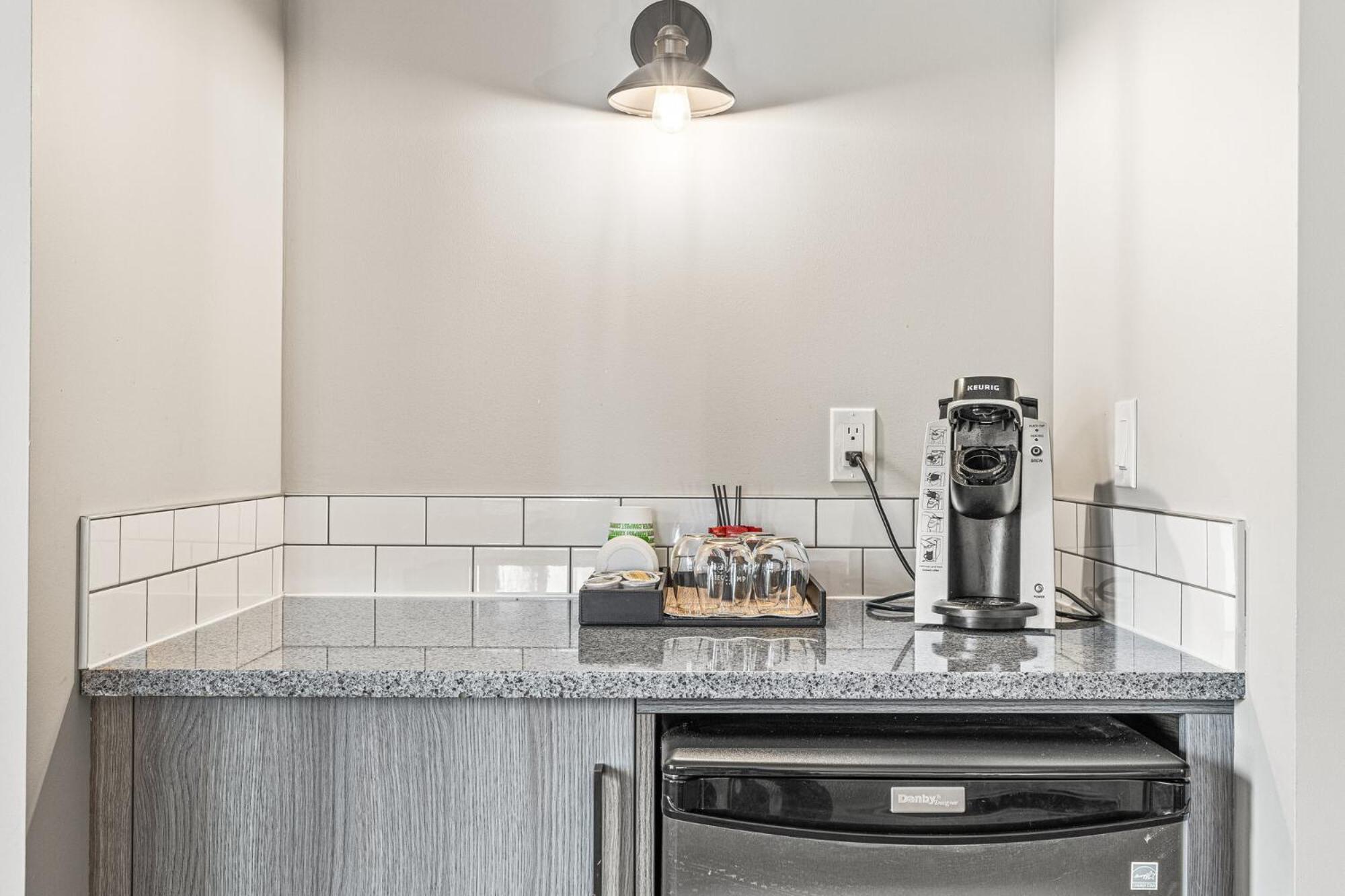 Basecamp Lodge Canmore Bagian luar foto
