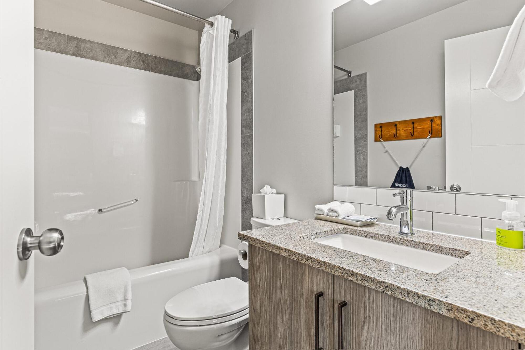 Basecamp Lodge Canmore Bagian luar foto